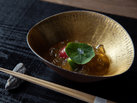 *【夕食（冷鉢）】会席料理の起草は奇勝絶景「天龍峡十勝」仙人が雨露をしのいだ奇岩をイメージ