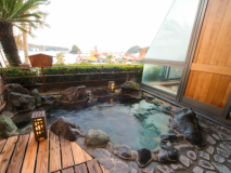 ■露天風呂付き客室：岩風呂■ 趣ある重厚な岩露天が、日頃の疲れを芯から癒します♪