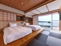 ■西館リニューアルルーム■5F Theリゾート：海をテーマにブルーと白を基調色とした透明感あふれるフロア