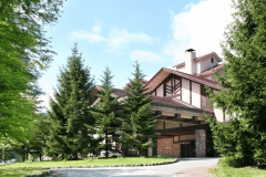 グリーンシーズンの外観（正面玄関）