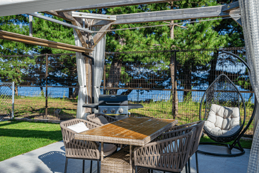 Lake View Dog Run Dome with 4 Beds [Pet-Friendly] Small dogs up to 2, medium to large dogs up to 1