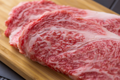 【1泊2食/トップグレードBBQ】近江牛を中心とした地元食材をふんだんに使ったトップグレードBBQを楽しむ。琵琶湖まで10歩の湖畔で過ごすラグジュアリーグランピング