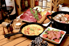 【1晚2餐/奢華露營BBQ】充分使用當地食材，享受豐富多彩的BBQ。距離琵琶湖僅十步之遙的湖畔奢華露營，附免費飲料