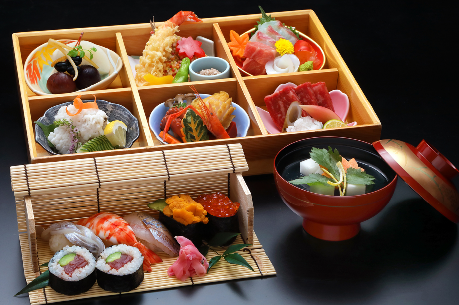 【ご夕食‐特製弁当】「オリーブ牛の西京漬け」や「車海老の天麩羅」など、こだわりをたっぷりと。