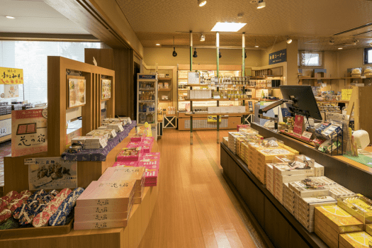 【売店-花籠】当館オリジナル商品も多数とりそろえ♪旅の思い出の一品に出会えるひとときを。