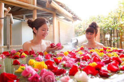 【女性露天風呂】バラの花びらが浮かんだ露天風呂は女性だけの特権。