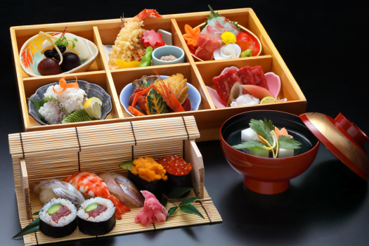 【ご夕食‐特製弁当】「オリーブ牛の西京漬け」や「車海老の天麩羅」など、こだわりをたっぷりと。