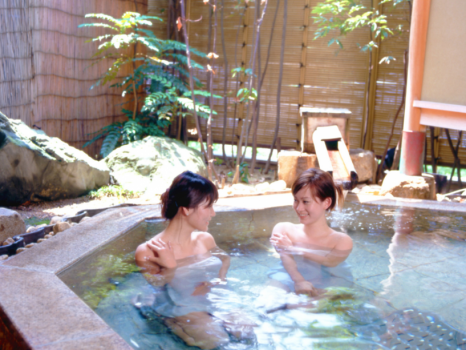 【女性露天風呂】御影石でできた露天風呂で気分も爽やかに。