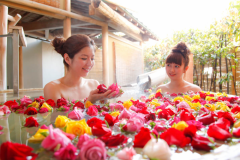 【女性露天風呂】バラの花びらが浮かんだ露天風呂は女性だけの特権。 【女性露天風呂】バラの花びらが浮かんだ露天風呂は女性だけの特権。