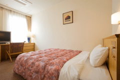 【洋室セミダブルルーム】ゆったりしたセミダブルサイズのベッドを完備しています