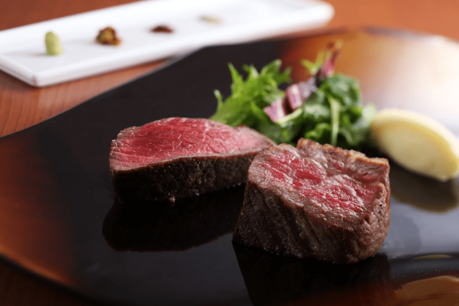 《Ricca但馬牛と旬の巡りコース》但馬牛熟成肉2種類の部位食べ比べ【森林庭園レストランRicca】【館内利用券2千円分付き】