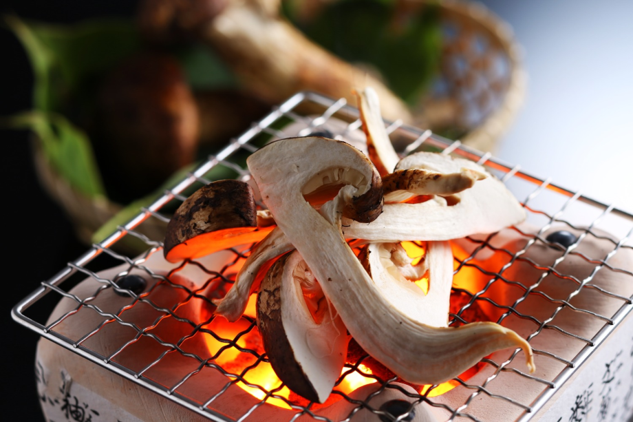 《松茸づくし会席》松茸炭火焼き・松茸土瓶蒸し・但馬牛と松茸のすき鍋＜夕食個室ダイニング又は小宴会場＞【館内利用券2000円分付き】