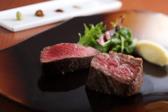 《Ricca但馬牛と旬の巡りコース》但馬牛熟成肉2種類の部位食べ比べ【森林庭園レストランRicca】【館内利用券2千円分付き】