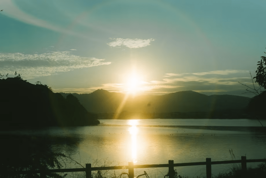 夕日が湖面にきらめくレイクビュー。開放的な水辺の風景。