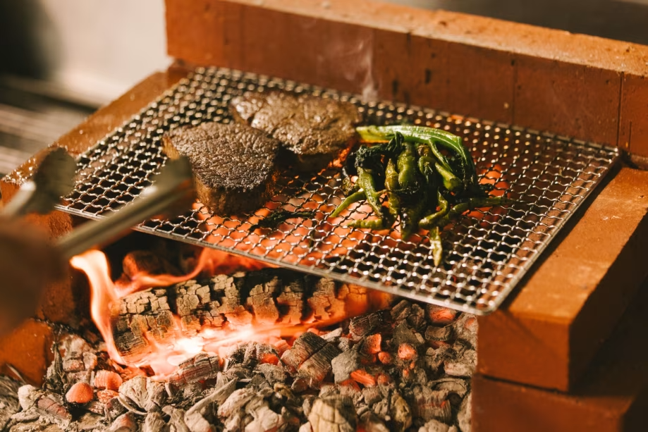 薪の香り、食材の滋味を感じられる薪火料理。