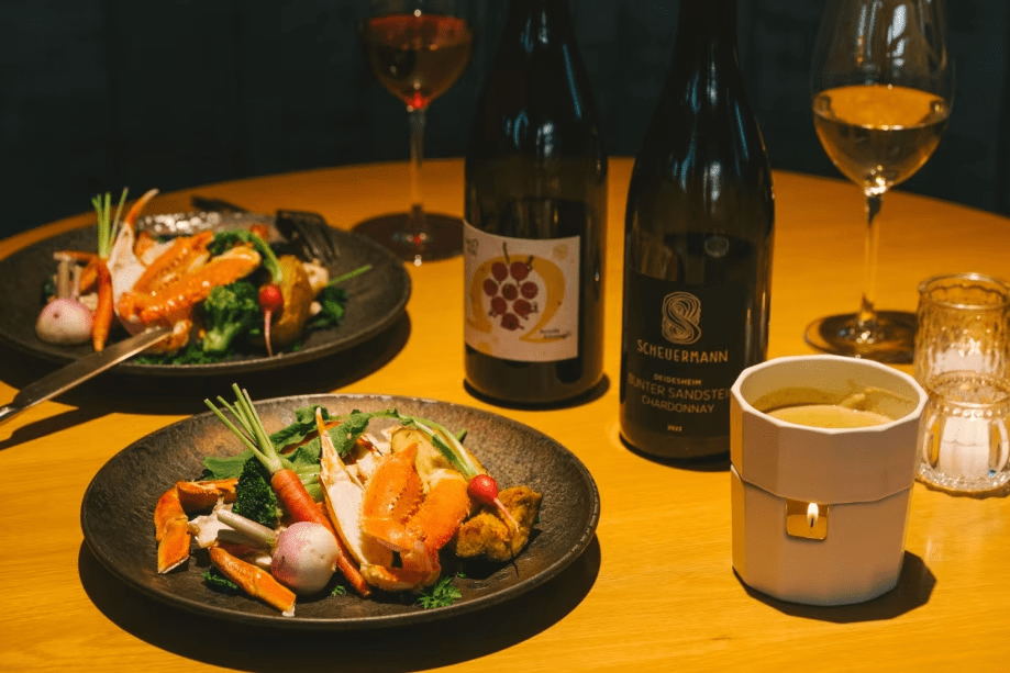 薪窯焼き蟹とナチュラルワイン、選び抜いたペアリングをお愉しみください