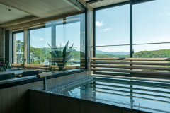 ［バス＆テラス］-tsuki- 山々や田園を望む温泉風呂。