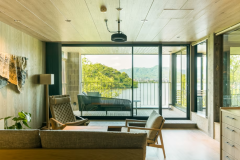 ［レイクビューバス＆テラス］-mizu- 風景、インテリアやアートが結びなすコンセプトルーム。