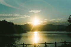 夕日が湖面にきらめくレイクビュー。開放的な水辺の風景。