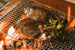 薪の香り、食材の滋味を感じられる薪火料理。