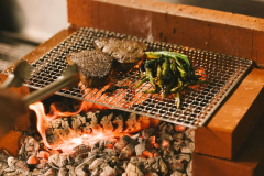 薪の香り、食材の滋味を感じられる薪火料理。