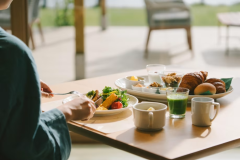 地産食材、自家製にこだわった洋朝食は、朝陽差し込むダイニングで。 地産食材、自家製にこだわった洋朝食は、朝陽差し込むダイニングで。