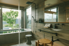 ［湖邸 -Kotei-］柔らかな泉質の八丁浜小浜温泉。半露天風呂でお愉しみください。