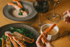 ［冬季限定 蟹コース］メインは薪窯焼き蟹。自家製の蟹味噌バーニャカウダ。