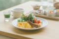 ［朝食］地元食材を集めたシンプルな洋朝食のメインプレート［一例］