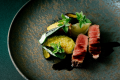 京都牛は肉質柔らかで臭みのない上質な部位。薪火でステーキに［一例］