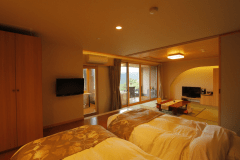 【10畳+ベッドルーム】温泉露天風呂付スイート（織姫・昴）一例。広々とした客室で贅沢なひとときをお過ごしください。