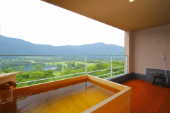 客室露天風呂一例（桧）。名湯・強羅温泉。効能豊かな弱食塩泉で「美人の湯」として有名な温泉です。