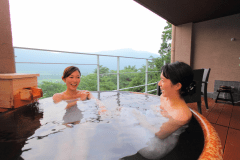 客室露天風呂一例（陶器：10畳間）。名湯・強羅温泉で日々の疲れを癒してください。※湯船の種類を指定することはできません。