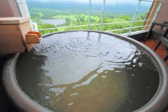 客室露天風呂一例（陶器）。※湯船の種類を指定することはできません。
