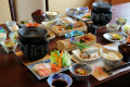 【朝食一例（大人）】地元産銘柄豚「やまゆりポーク」のしゃぶしゃぶ、数種類から選べる干物等こだわりの逸品揃い。