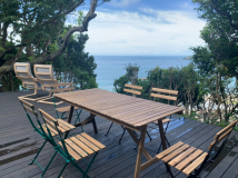 海を眺めるテラス