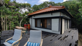 建物はテラスの奥