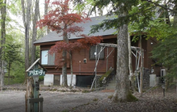 おしゃれなコテージ「アリエッティ」です。

ファミリーやカップルの旅行などに最適な可愛いお部屋です。
コテージでは、光回線Wifi が利用できます。
インターネットを快適にご利用ください。

林の中にたたずみ、静かな休日を過ごすにはピッタリです。