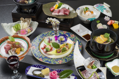 【華の会席膳】調理長が趣向を凝らした華やかな会席膳（一例）