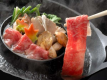 【高見屋名物すきしゃぶ鍋】オリジナル鍋で、すき焼きとしゃぶしゃぶの両方を食べ比べ（一例）