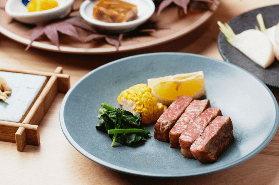 【春の美食フェア】～春を告げる美酒美食、里を遊ぶご滞在。｜米沢牛ステーキ付き「春のみのり会席」＋ドリンク無料