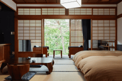 【和室ベッドルーム】日本庭園を望む伝統的な和室