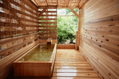 【露天風呂付き客室「華-HANA-」スイート】源泉掛け流しの露天風呂で心地よい風を感じながら湯浴みを満喫いただけます。