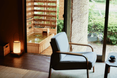 【露天風呂付き客室「華-HANA-」スイート】専用玄関も設け歴史の趣と品を感じながらも快適な和みの建築空間