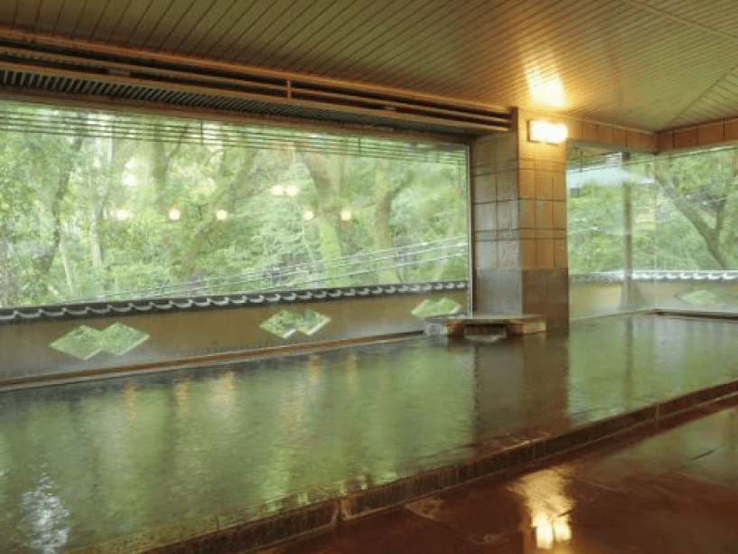 木々に囲まれた広々とした大浴場