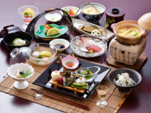 季節の旬と彩を盛り込んだ会席料理でお客様をおもてなしいたします。※料理写真はイメージです。季節により異なります。