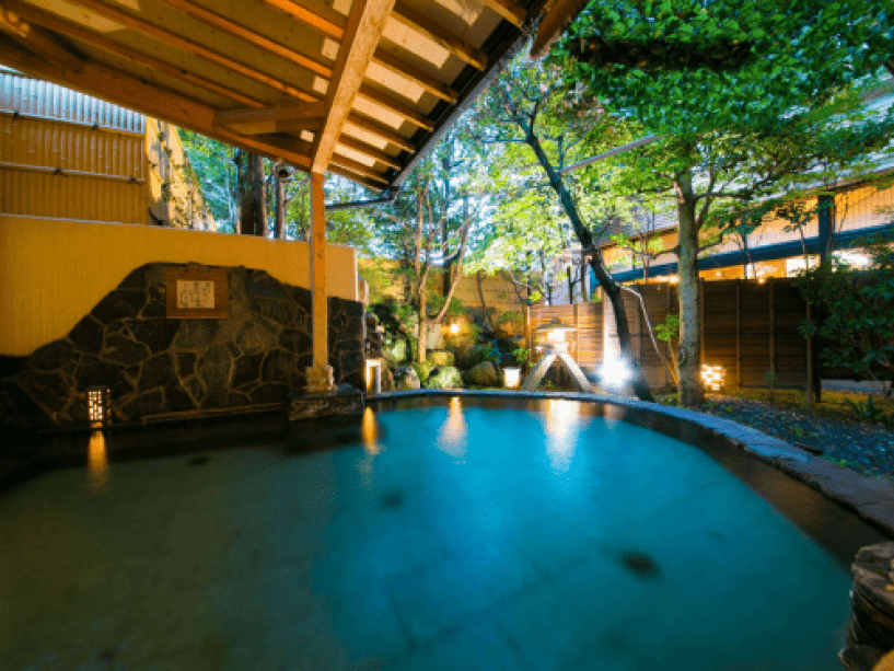 ◆季節を感じる露天風呂◆春は枝垂れ桜、冬は雪見露天など四季を感じゆったりとした時をお楽しみください。