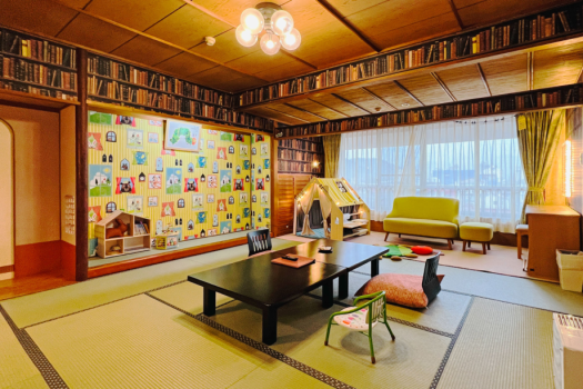 特別フロアである【1,000冊の絵本フロア】にある絵本をテーマにしたお部屋。可愛い飾りつけと、おもちゃ、お絵描きし放題のミニハウスつき