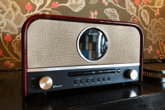 お部屋にはスマホで音楽を転送できるBluetooth機能搭載のコンポ。お好きな音楽をかけてお過ごしください。