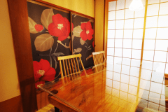 特別室『金澤ノスタルヂヰ』-ケヤキの一枚板のテーブルと椿の襖-